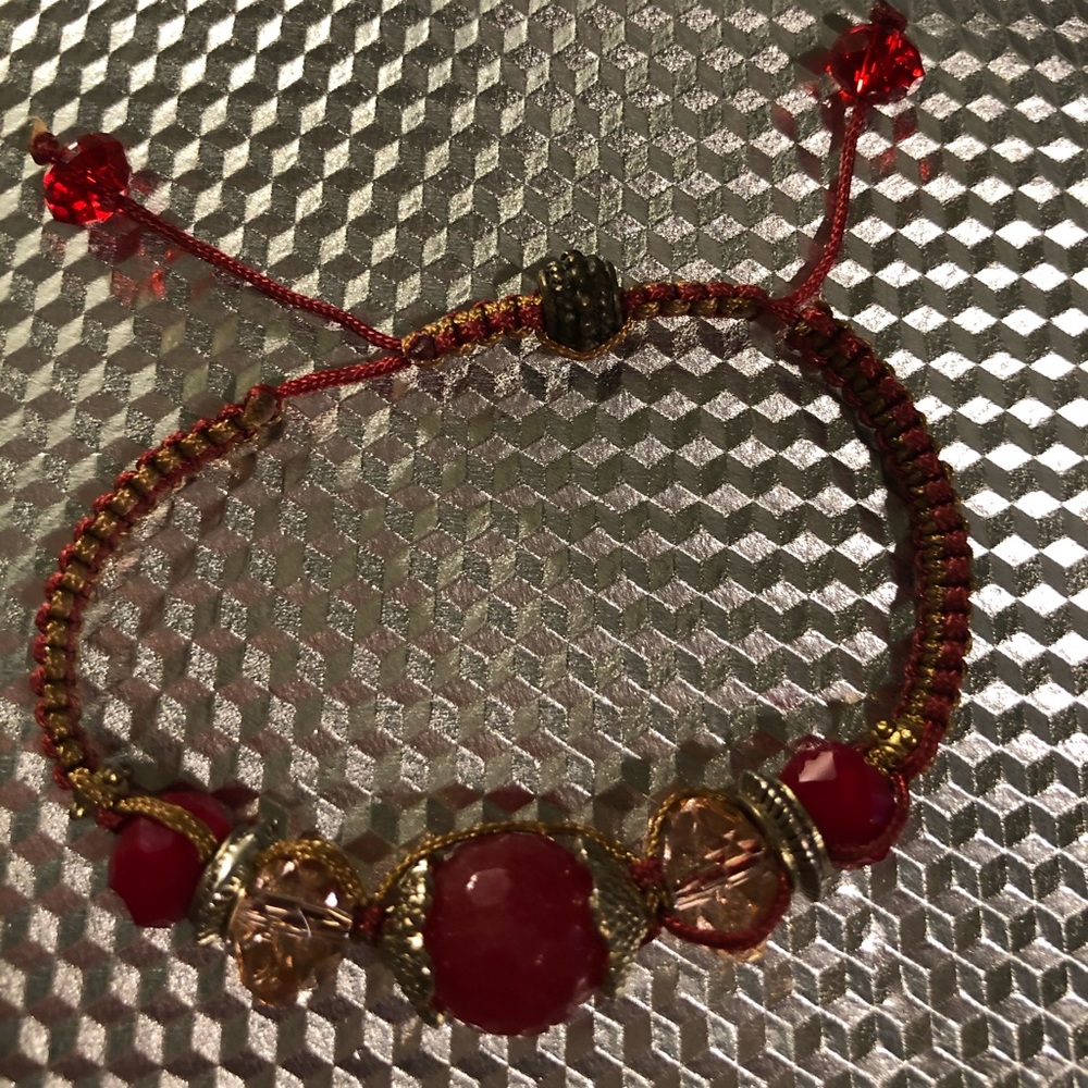 Very pretty expandable bracelet. Adjustable